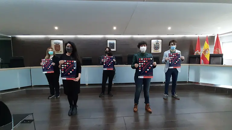 Ana Monreal, concejala de Comercio; Olga Martinez, Cristina Aguirre y Mayka Borda, hosteleros y comerciantes; y Ander Carrascón Erice, alcalde en funciones. AYUNTAMIENTO DE BURLADA