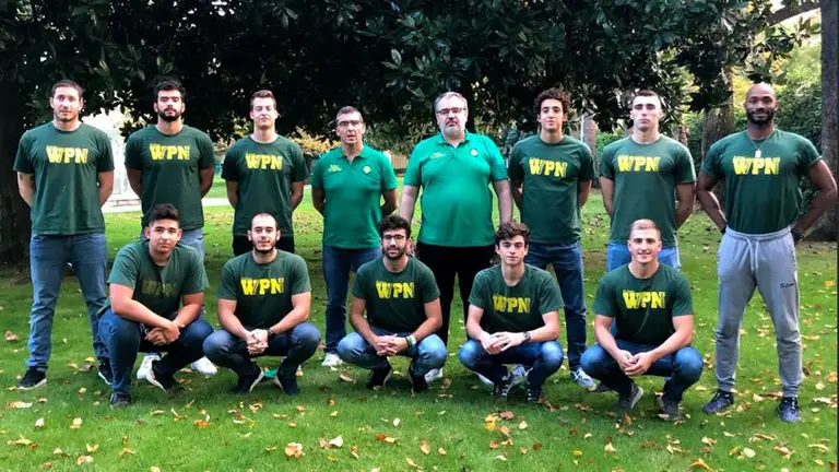 Plantilla del Waterpolo Navarra 2020-21 con Manel Silvestre como entrenador. Cedida.