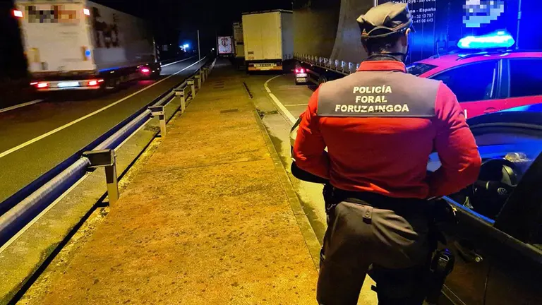 Un agente de la Policía Foral en el control de tráfico desarrollado en Santesteban. TWITTER