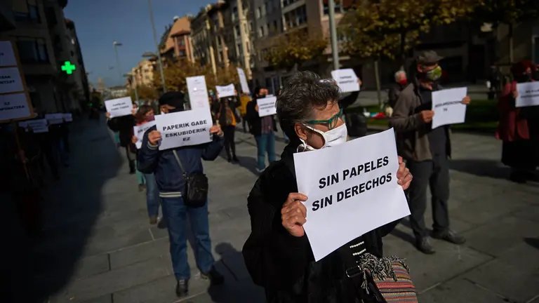 Concentración del Movimiento Antirracista de Navarra para exigir "una solución eficaz ante las demoras y desatención en las citas de los procedimientos que se llevan a cabo en la Oficina de Extranjería de Pamplona". MIGUEL OSÉS
