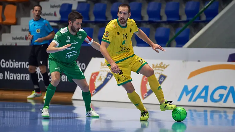 Partido entre Osasuna Magna y Jaén jugado en el Pabellón Anaitasuna a puerta cerrada tras las nuevas restricciones por el coronavirus. MIGUEL OSÉS