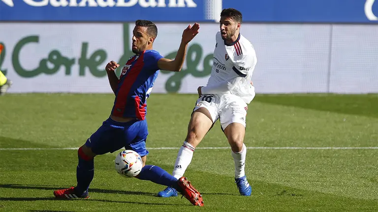 Disparo de Jonathan Calleri ante la portería del Eibar en Ipurúa. CA Osasuna