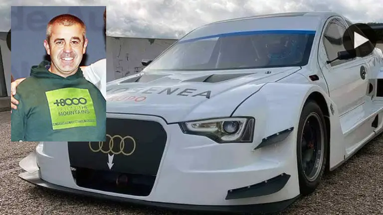 El piloto navarro Iñaki Irigoyen junto a la imagen del vehículo que conducía durante la carrera en la que ha fallecido