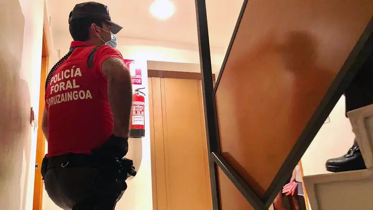 Un agente de la Policía Foral interviene ante una fiesta ilegal en plenas restricciones por el coronavirus en Pamplona.