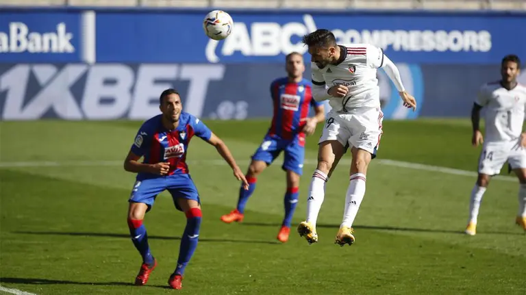 Cabezazo de Enric Gallego ante la portería del Eibar. CA Osasuna