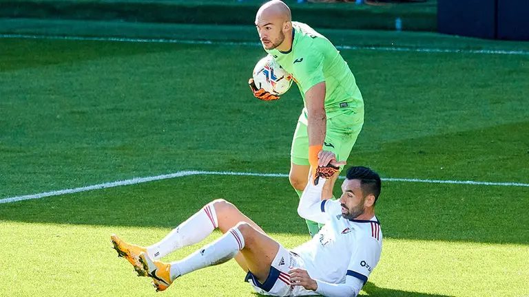 Enric Gallego and Marko Dmitrovic during the spanish league, LaLiga, football match played between SD Eibar v CA Osasuna at Municipal Ipurua Stadium on October 18, 2020 in Eibar, Spain.
AFP7  / Europa Press
18/10/2020 ONLY FOR USE IN SPAIN