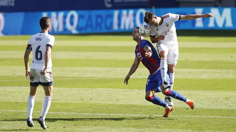 Partido entre Osasuna y el Eibar en el campo de Ipurúa . @CAOsasuna.