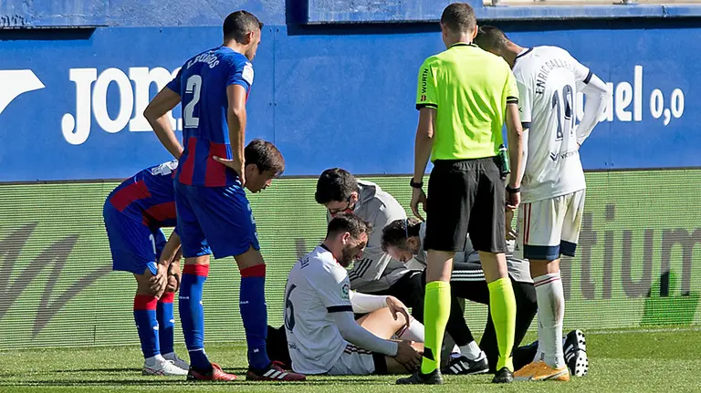 Jonathan Calleri es atendido sobre el césped del estadio de Ipurúa. @CAOsasuna.