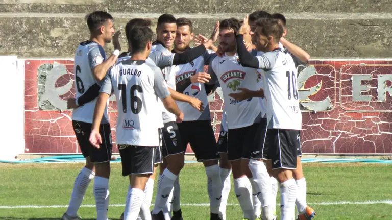 Los jugadores del equipo ribero celebran un gol al Ejea. Foto CD Tudelano.