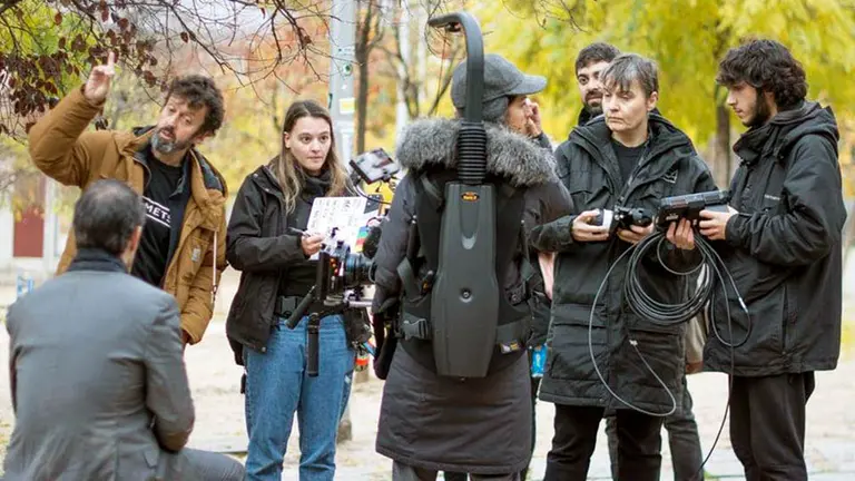 El director de cine navarro Miguel Ángel Calvo Buttini (a la izquierda) da órdenes durante una grabación. CEDIDA
