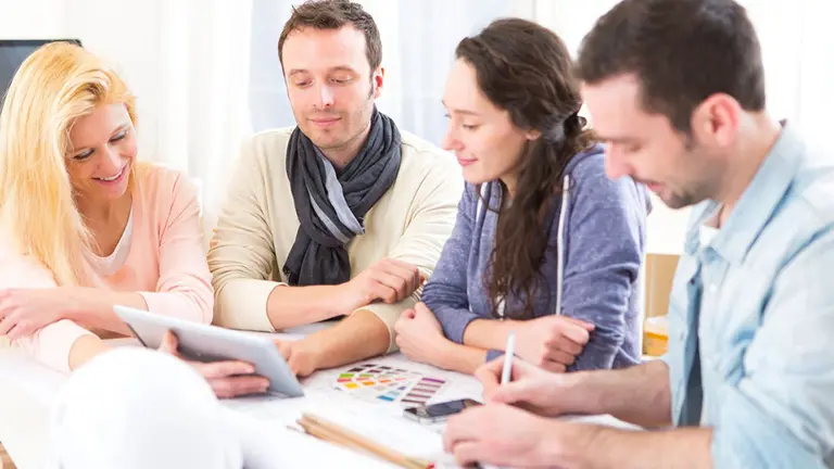 Varias personas se reúnen para crear una nueva empresa. GOBIERNO DE NAVARRA