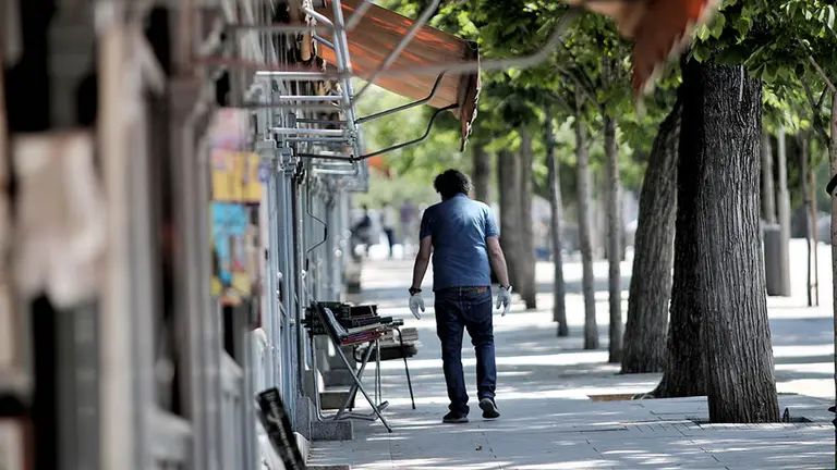 Un hombre pasea por los puestos en el Mercado de libros de la Cuesta Moyano tras su reapertura el pasado lunes 18 de mayo, tras casi tres meses de parón, en la fase 0.5 de la desescalada en Madrid, durante la que el Gobierno permite reabrir con limitaciones los mercados al aire. Así, reabrieron las 30 casetas con guantes, geles hidroalcohólicos, mascarillas y libros plastificados. En Madrid (España), a 22 de mayo de 2020.
22 MAYO 2020;CUESTA DE MOYANO;MADRID;COVID19;DESINFECCION;GEL;
Eduardo Parra / Europa Press
  (Foto de ARCHIVO)
22/5/2020