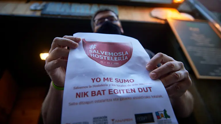 Parón de la hostelería de Pamplona durante 10 minutos en protesta por las medidas tomadas por el Gobierno de Navarra para frenar el coronavirus. MIGUEL OSÉS