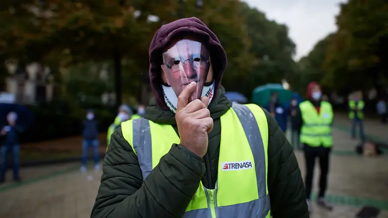 Concentración de la plantilla de Trenasa contra el cierre de la fábrica, coincidiendo con la comparecencia del comité de empresa en el Parlamento. MIGUEL OSÉS