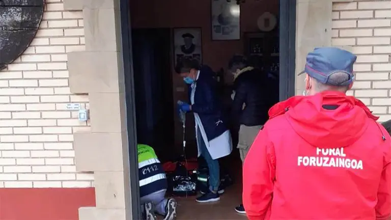 Una patrulla de Policía Foral de Estella investiga un accidente laboral en Viana, con un herido por sección de falange en el dedo corazón. POLICÍA FORAL