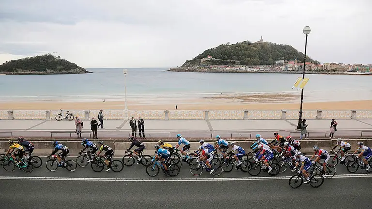 El pelotón, a su paso por San Sebastián durante la primera etapa de la Vuelta Ciclista a España que transcurre desde Irun y hasta el alto de Arrate en Eibar (Gipuzloa). EFE/Gorka Estrada