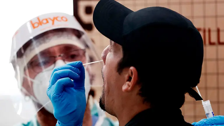 Una enfermera realiza una PCR en REFENA, lugar habilitado desde el principio de la pandemia para la realización de las pruebas en una día en el que Navarra ha registrado en las últimas horas 467 nuevos casos positivos de covid-19, según los datos provisionales facilitados por el Gobierno Foral. Estos casos se han detectado entre las 2.719 pruebas PCR y de antígenos que se han realizado, lo que representa una tasa de positividad del 17,2 %.  Navarra, con un total de 268.351 pruebas PCR realizadas desde que se inició la pandemia –cifra del 8 de octubre, último día del que se disponen datos–, es la comunidad del Estado que más pruebas diagnósticas de este tipo realiza por cada 100.000 habitantes.   EFE/ Jesús Diges