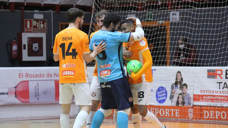 Los jugadores del Ribera Navarra celebran una victoria que se ha hecho esperar. @RiberaNavarraFS.