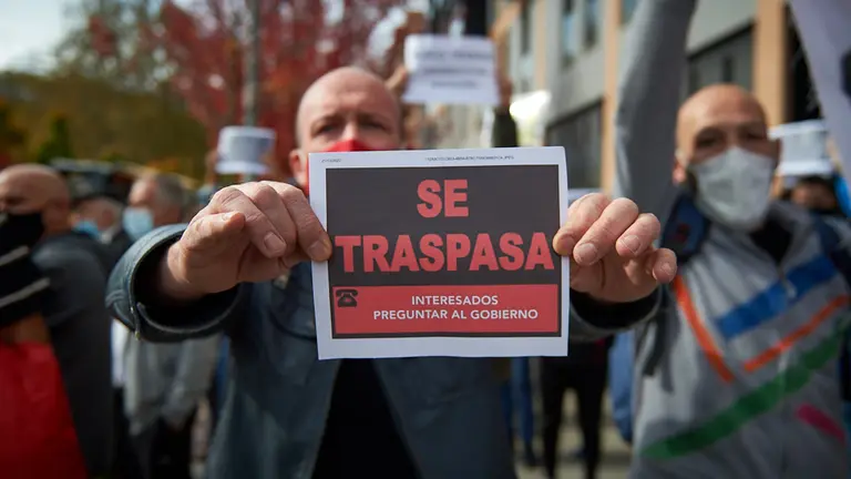 La hostelería Navarra se concentra a la salida de la Vuelta Ciclista de España para protestar por las medidas tomadas por el Gobierno Foral debido a la segunda ola de coronavirus. MIGUEL OSÉS