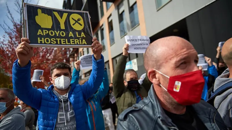 La hostelería Navarra se concentra a la salida de la Vuelta Ciclista de España para protestar por las medidas tomadas por el Gobierno Foral debido a la segunda ola de coronavirus. MIGUEL OSÉS