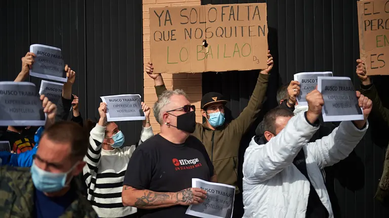 La hostelería Navarra se concentra a la salida de la Vuelta Ciclista de España para protestar por las medidas tomadas por el Gobierno Foral debido a la segunda ola de coronavirus. MIGUEL OSÉS