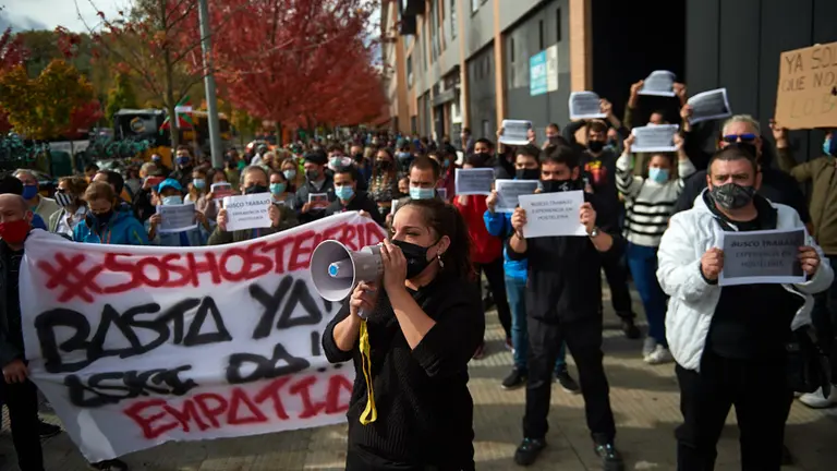 La hostelería Navarra se concentra a la salida de la Vuelta Ciclista de España para protestar por las medidas tomadas por el Gobierno Foral debido a la segunda ola de coronavirus. MIGUEL OSÉS