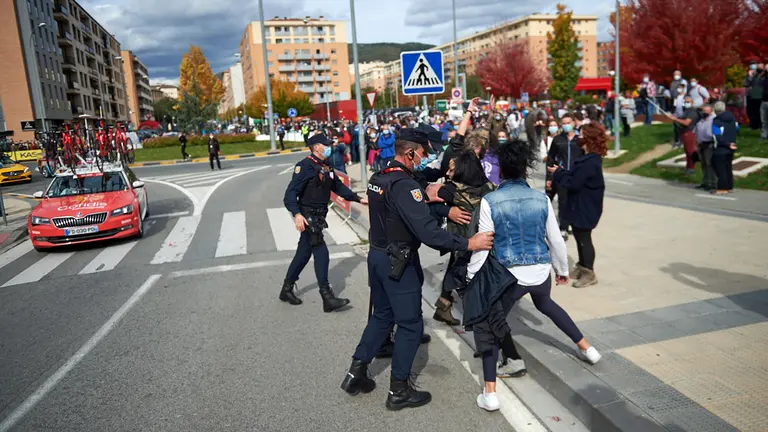La hostelería Navarra se concentra a la salida de la Vuelta Ciclista de España para protestar por las medidas tomadas por el Gobierno Foral debido a la segunda ola de coronavirus. MIGUEL OSÉS