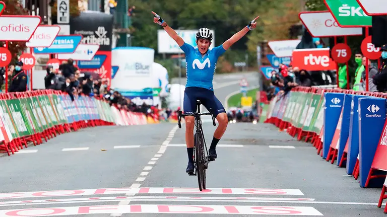 El corredor español Marc Soler, del equipo Movistar Team, entra vencedor en la meta de la segunda etapa de la Vuelta Ciclista a España, que se disputa este miércoles entre Pamplona y Lekunberri, de 151, 6 kilómetros. EFE/Kiko Huesca.