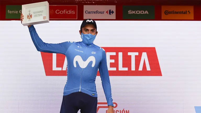 Marc Soler celebra la victoria en el podium de Lekunberri. Foto Movistar team Photo Gomez Sport.