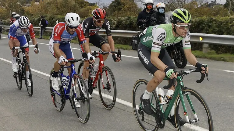 Gonzalo Serrano encabeza el pelotón en la etapa navarra de la Vuelta. Caja Rural team.