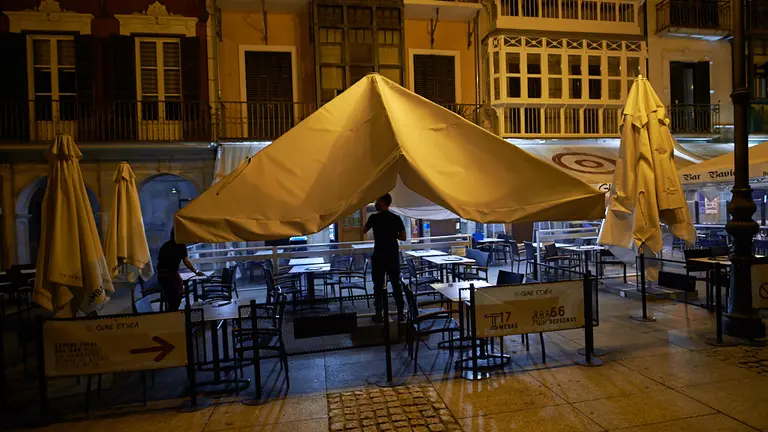 Los establecimientos hosteleros cierran las puertas tras las nuevas restricciones por la segunda ola del coronavirus. MIGUEL OSÉS