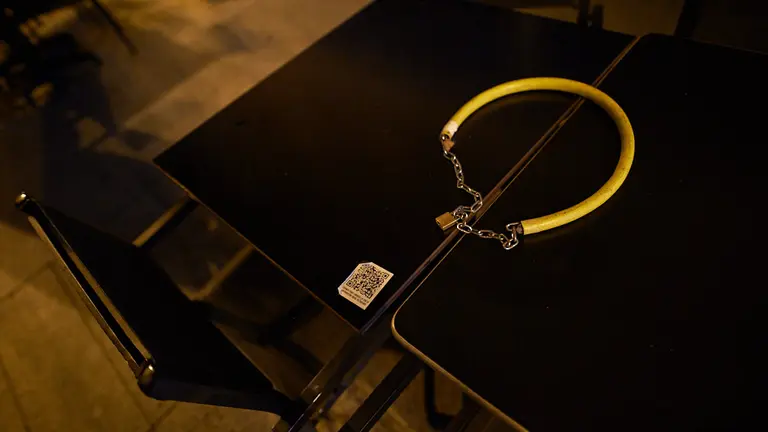 Los establecimientos hosteleros cierran las puertas tras las nuevas restricciones por la segunda ola del coronavirus. MIGUEL OSÉS