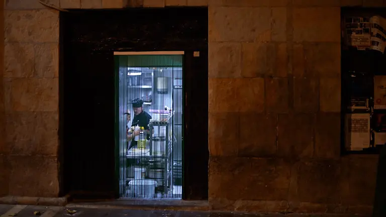 Los establecimientos hosteleros cierran las puertas tras las nuevas restricciones por la segunda ola del coronavirus. MIGUEL OSÉS