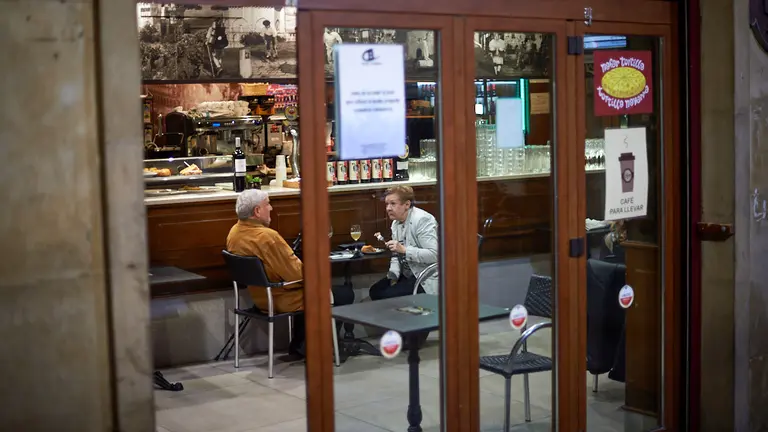 Los establecimientos hosteleros cierran las puertas tras las nuevas restricciones por la segunda ola del coronavirus. MIGUEL OSÉS