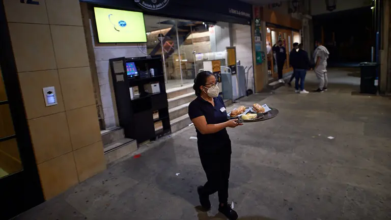 Los establecimientos hosteleros cierran las puertas tras las nuevas restricciones por la segunda ola del coronavirus. MIGUEL OSÉS