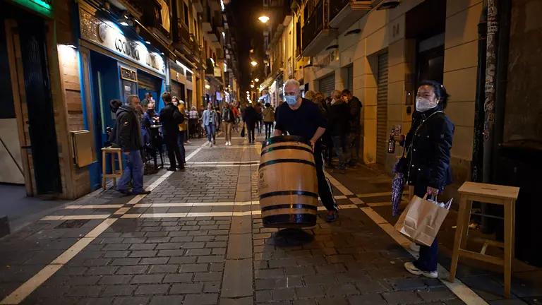 Los establecimientos hosteleros cierran las puertas tras las nuevas restricciones por la segunda ola del coronavirus. MIGUEL OSÉS