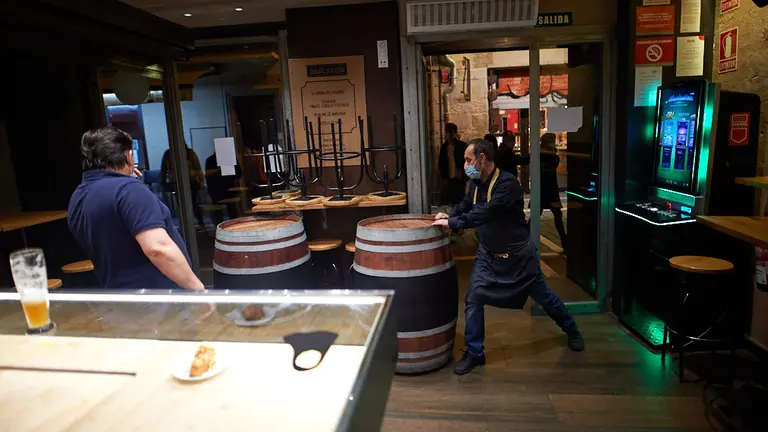 Los establecimientos hosteleros cierran las puertas tras las nuevas restricciones por la segunda ola del coronavirus. MIGUEL OSÉS