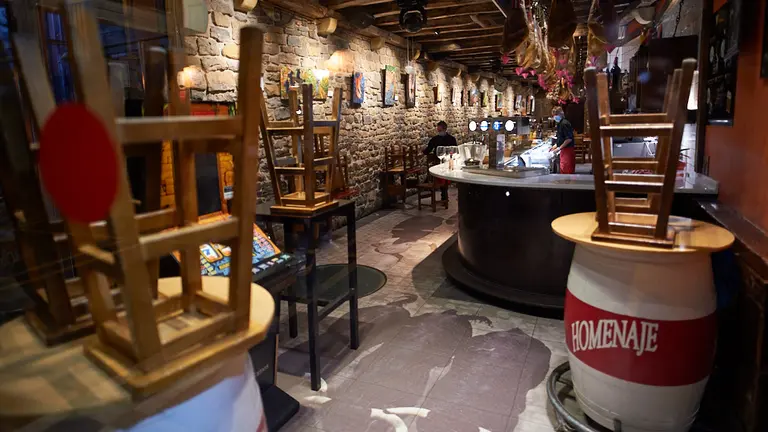 Los establecimientos hosteleros cierran las puertas tras las nuevas restricciones por la segunda ola del coronavirus. MIGUEL OSÉS