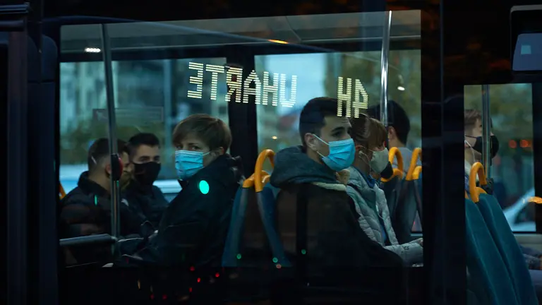 Las nuevas medidas por la segunda ola del coronavirus afectan al uso del transporte publico en la Comunidad Foral. MIGUEL OSÉS
