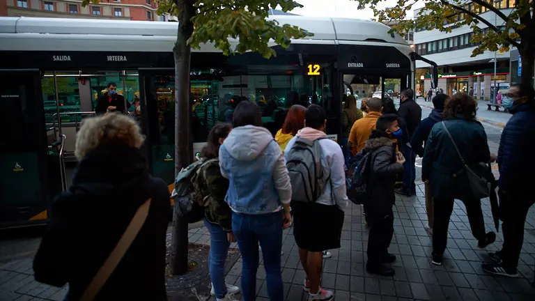 Las nuevas medidas por la segunda ola del coronavirus afectan al uso del transporte publico en la Comunidad Foral. MIGUEL OSÉS