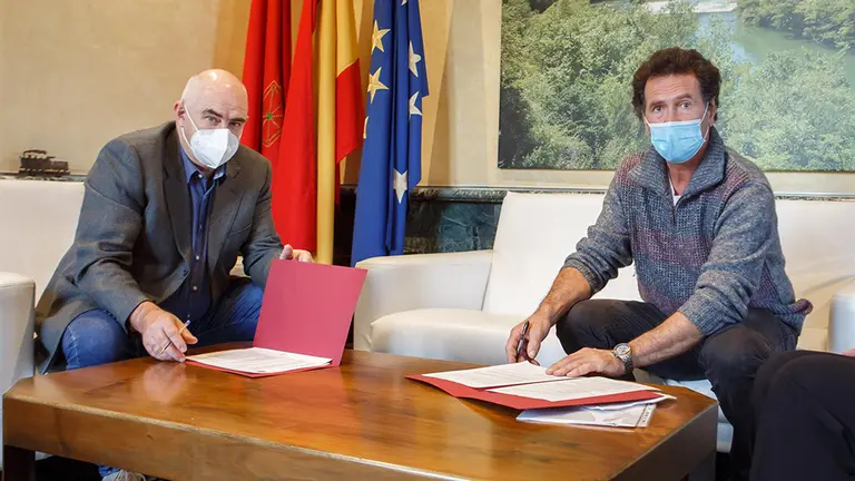 El vicepresidente segundo, José María Aierdi, y el alcalde de Ergoiena, Emeterio Senar, en la firma del concierto. GOBIERNO DE NAVARRA