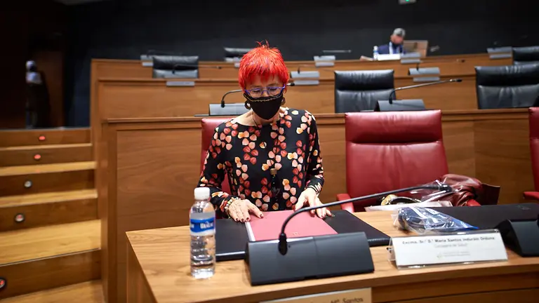 La consejera de Salud, Santos Indurain, momentos previos al comienzo del pleno de control del jueves en el Parlamento Foral. MIGUEL OSÉS