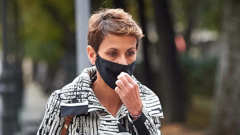 La Presidenta del Gobierno de Navarra llega al Parlamento Foral acompañada de sus asesores para un pleno de control. MIGUEL OSÉS