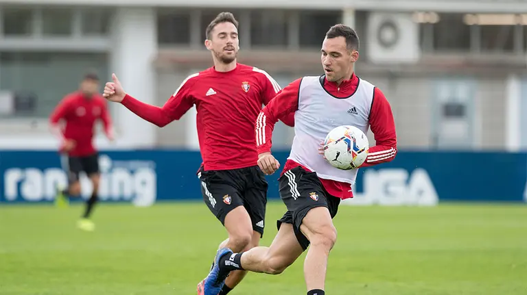Los jugadores rojillos Kike Barja y Unai García durante un partidillo en Tajonar. CA Osasuna.