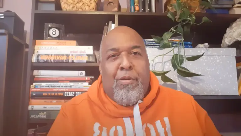 Damián, el poícía foral que pasó 64 días en la UCI por Covid-19, en la presentación de su canal de Youtube.