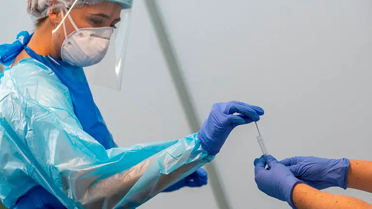 Un sanitario prepara una prueba PCR . EFE/ Cati Cladera/Archivo
