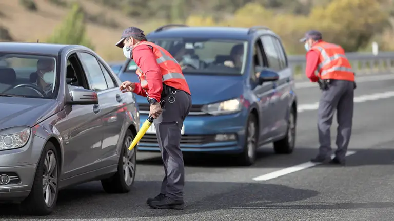 Agentes de Policía Foral controlan los accesos a Navarra durante el cierre perimetral de la comunidad por los casos de coronavirus. CEDIDA