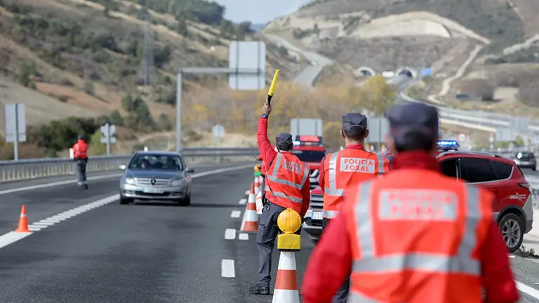 Agentes de Policía Foral controlan los accesos a Navarra durante el cierre perimetral de la comunidad por los casos de coronavirus. CEDIDA
