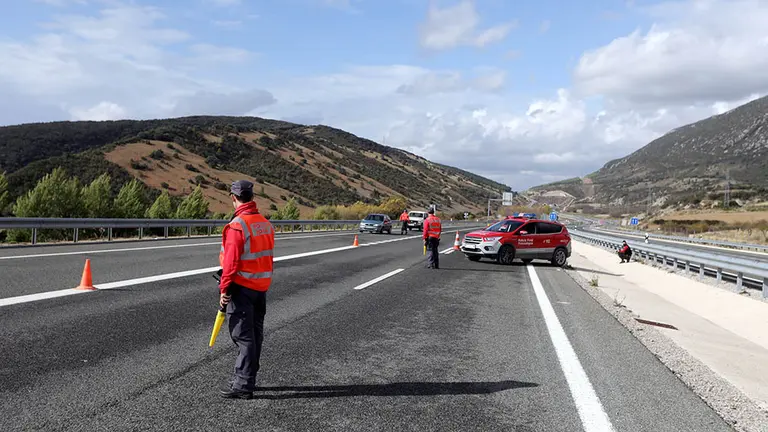 Agentes de Policía Foral controlan los accesos a Navarra durante el cierre perimetral de la comunidad por los casos de coronavirus. CEDIDA