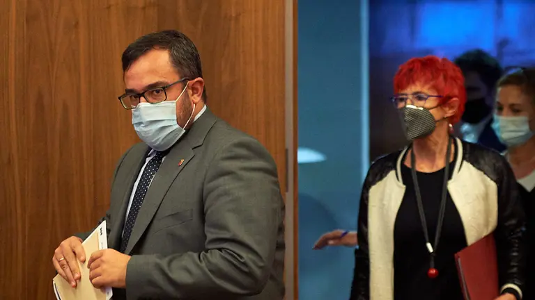 El vicepresidente primero y consejero de Presidencia, Igualdad, Función Pública e Interior, Javier Remírez; y la consejera de Salud, Santos Induráin; valoran la situación actual de la pandemia de COVID-19 en Navarra. MIGUEL OSÉS